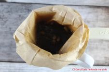 Kamillen Tinktur - Kaffeefilter in der Tasse mit Kamille in Alkohol
